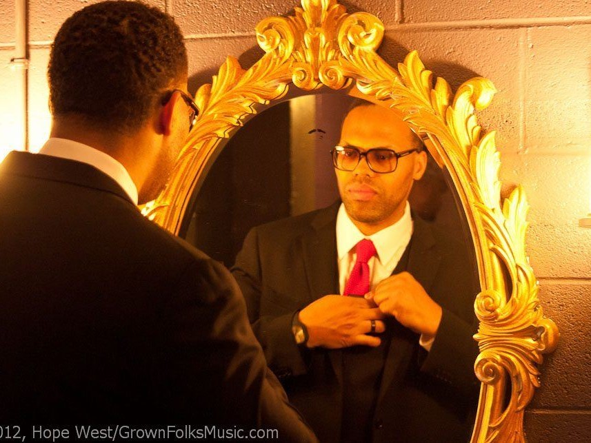 Eric Roberson getting dapper backstage before performing on stage at Center Stage for his 