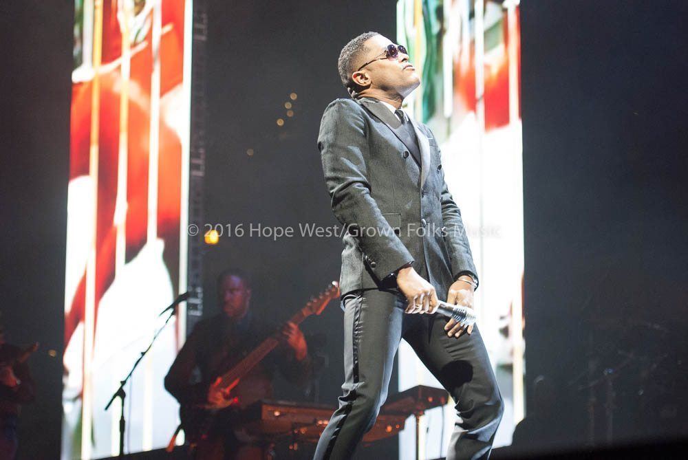 Maxwell performing at the Philips Arena on the King & Queen of Hearts World Tour (2016)