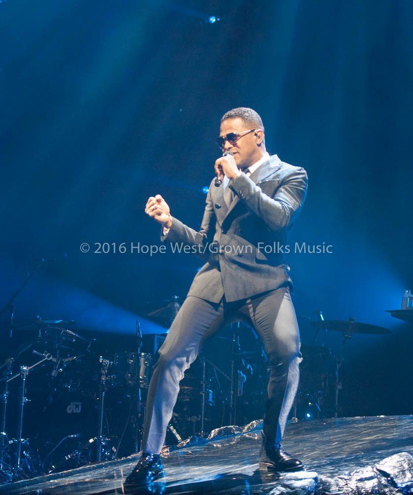 Maxwell performing at the Philips Arena on the King & Queen of Hearts World Tour (2016)